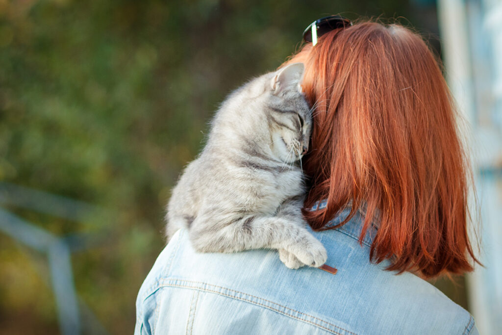 women hugging cat